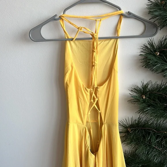 Beautiful gown for those spring/ summer- fall weddings! Lulus - size M - Picture 5 of 7